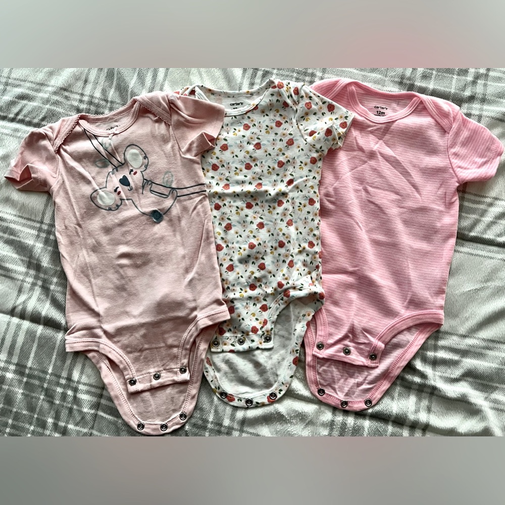 Carter’s bodysuits set of 3 - 12 months.